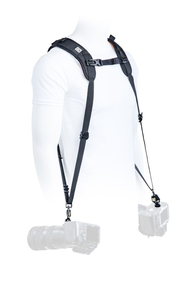 361020_BLACKRAPID_DoubleX_02_Web - BLACKRAPID Canada A mannequin's back displaying a harness securely attached to it, highlighting the design and fit of the harness.