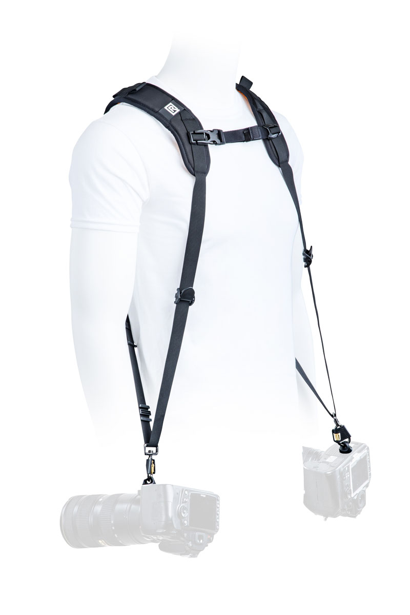 361020_BLACKRAPID_DoubleX_02_Web - BLACKRAPID Canada A mannequin's back displaying a harness securely attached to it, highlighting the design and fit of the harness.