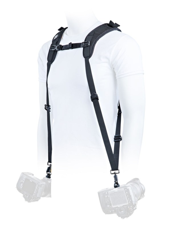361020_BLACKRAPID_DoubleX_03_Web - BLACKRAPID Canada A mannequin's back displaying a harness securely attached to it, highlighting the design and fit of the harness.