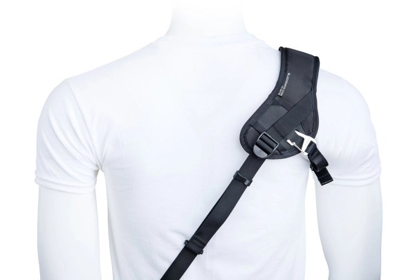 A mannequin displaying a shoulder strap, highlighting its design and functionality.